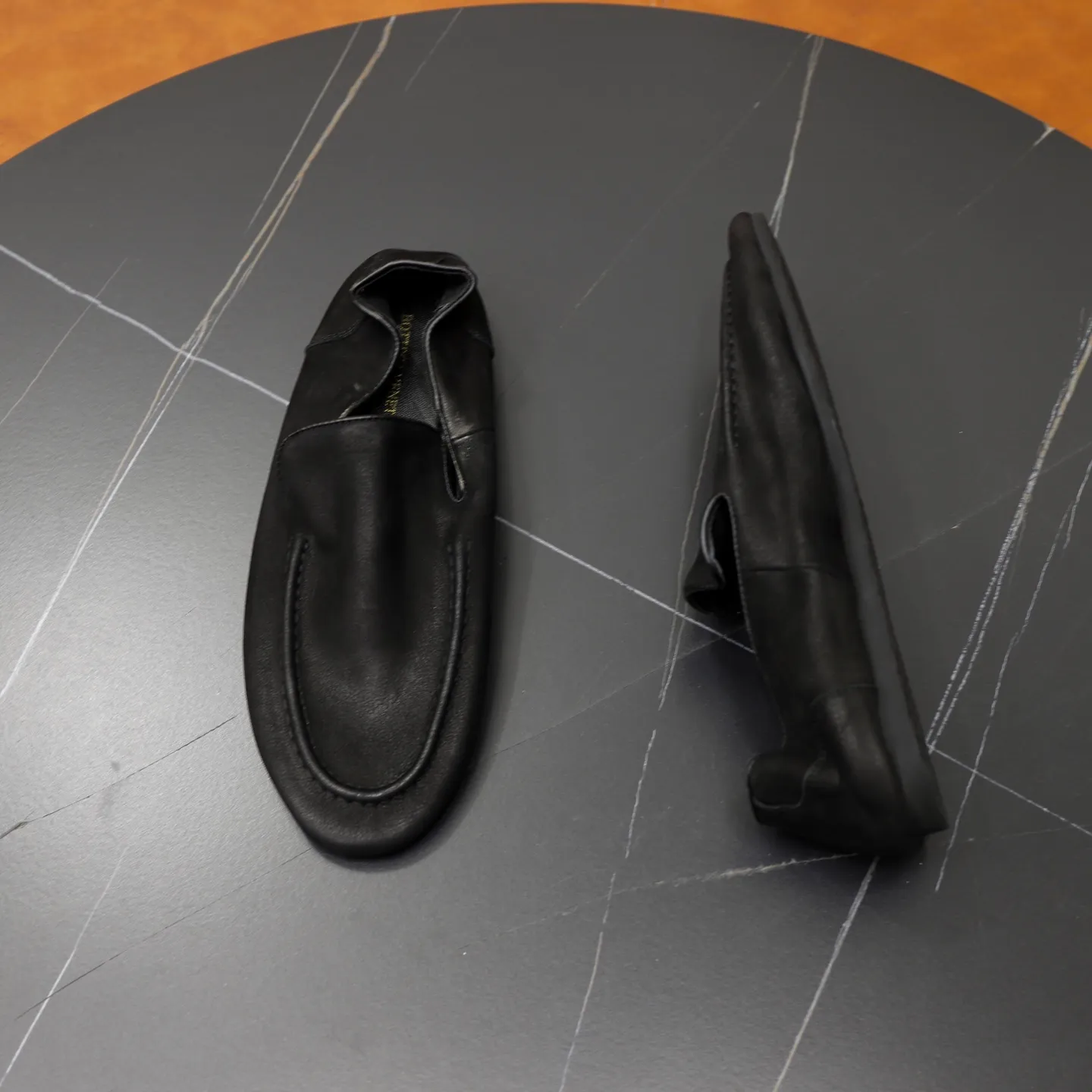 Ex-factory price: 462💰Calf lining【Bottega Veneta】BV classic men's wallet shoes. It is super convenient to carry when traveling. 👍It is made of imported soft calfskin, which is comfortable on the feet and has a luxurious cowhide lining inside. Original original rubber wear-resistant outsole. Matching code: 39-45